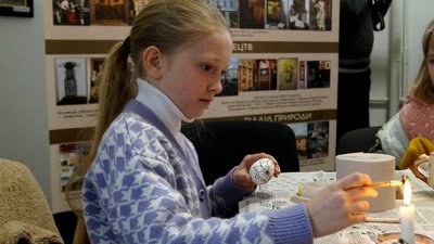 У Дрогобичі на Львівщині створювали писанки для українських військових – фоторепортаж У Дрогобичі на Львівщині створювали писанки для українських військових – фоторепортаж
