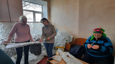 Як у Гаївці на Кіровоградщині плетуть маскувальні сітки