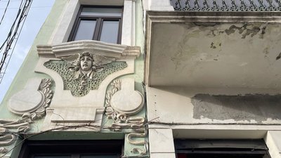 Секс-шоп у Чернівцях демонтував вивіску на історичному фасаді