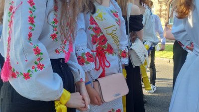 У вишиванках та з прапорами: у Черкасах випускники подякували ЗСУ У вишиванках та з прапорами: у Черкасах випускники подякували ЗСУ