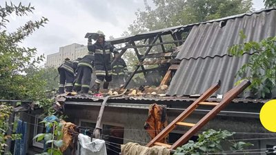 У Луцьку від удару блискавки сталися дві пожежі У Луцьку від удару блискавки сталися дві пожежі