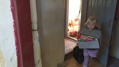 Діти Ірини П`ясецької виносять з орендованої хати пожитки. Фото: Суспільне Діти Ірини П`ясецької виносять з орендованої хати пожитки. Фото: Суспільне