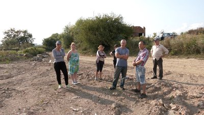 Жителі села Підлужжя пишуть заяви в поліцію, блокують вантажівки та готують позов до суду. Проте побутове сміття продовжують везти на те ж місце