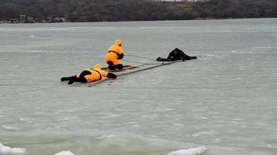 У Миколаєві рятувальники навчались діставати людину з ополонки У Миколаєві рятувальники навчались діставати людину з ополонки