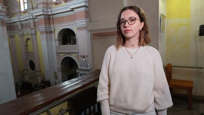Студентка з Охтирки Анжеліка Очкуренко опановує орган Студентка з Охтирки Анжеліка Очкуренко опановує орган