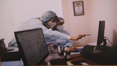 На світлинах показана робота медиків в сучасних умовах пандемії.