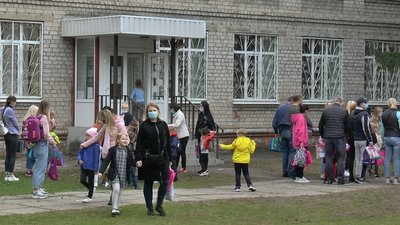 Зустрічати дітей на подвір'ї школи дозволено лише батькам першокласників Зустрічати дітей на подвір'ї школи дозволено лише батькам першокласників