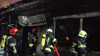 У Києві горів ринок біля метро "Героїв Дніпра" У Києві горів ринок біля метро "Героїв Дніпра"