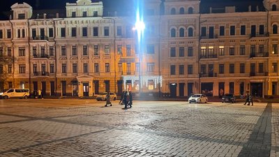 Новорічні святкування: кияни збираються біля ялинки на Софійській площі Новорічні святкування: кияни збираються біля ялинки на Софійській площі