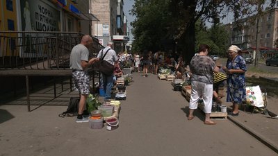 Стихійна торгівля у Рівному: чому люди з вулиці не хочуть йти на ринок Стихійна торгівля у Рівному: чому люди з вулиці не хочуть йти на ринок