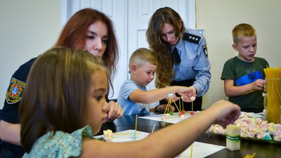 В Одесі для дітей поліцейських організували розвиваючий майстер-клас. ФОТО В Одесі для дітей поліцейських організували розвиваючий майстер-клас. ФОТО