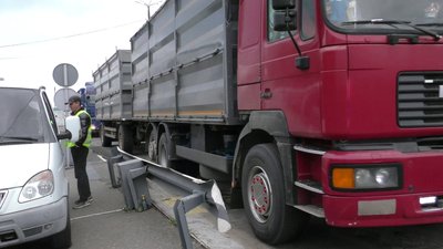 На Херсонщині перевантажені фури оминають ваговий контроль