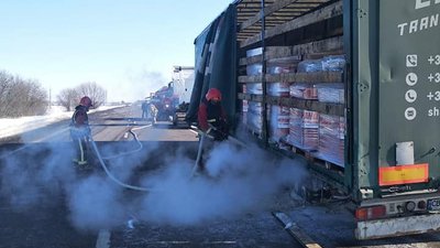 На Рівненщині загорілась вантажівка, яка перевозила 20 тонн машинного мастила На Рівненщині загорілась вантажівка, яка перевозила 20 тонн машинного мастила