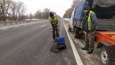 Сніг зійшов з асфальтом: на київській трасі почали латати аварійні ями Сніг зійшов з асфальтом: на київській трасі почали латати аварійні ями