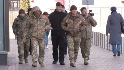 "Повістка не означає відправлення на передову". Що чекає на мешканців Сумщини, яких викликали до центру комплектування "Повістка не означає відправлення на передову". Що чекає на мешканців Сумщини, яких викликали до центру комплектування