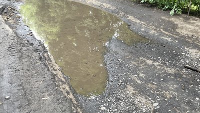 Яма на дорозі