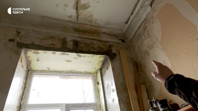 Квартира в Одесі, яка почала протікати після ракетного удару Квартира в Одесі, яка почала протікати після ракетного удару