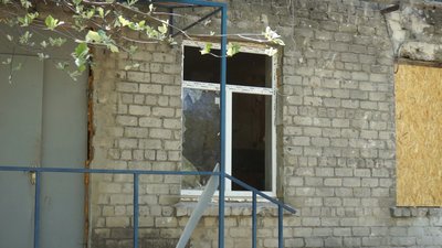 Пацієнти Мар’їнської лікарні, в яку бойовики влучили з міномета, залишаються у медзакладі Пацієнти Мар’їнської лікарні, в яку бойовики влучили з міномета, залишаються у медзакладі