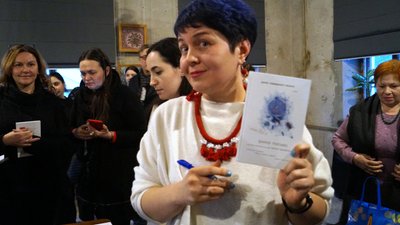 "Криза середнього всього". У Дніпрі презентували збірку поезій Ірини Пасько "Криза середнього всього". У Дніпрі презентували збірку поезій Ірини Пасько
