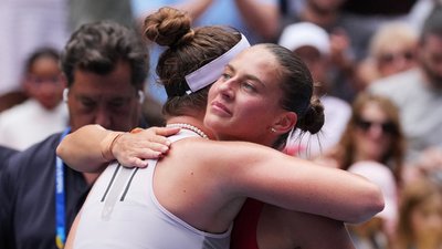 Марта Костюк обіймається з Ліндою Носковою у матчі 1/8 фіналу US Open-2026