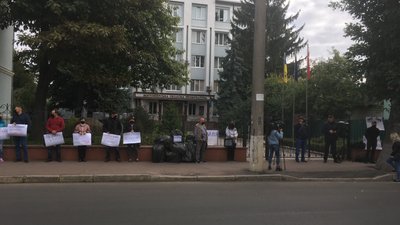У Житомирі жителі селища Миропіль зібралися на акцію протесту під обласною прокуратурою У Житомирі жителі селища Миропіль зібралися на акцію протесту під обласною прокуратурою