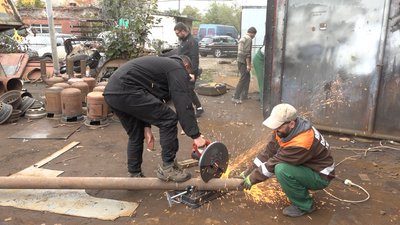 100 буржуйок за сім тижнів. Як волонтери "Безпеки Богородчан" майструють обігрівачі для воїнів 100 буржуйок за сім тижнів. Як волонтери "Безпеки Богородчан" майструють обігрівачі для воїнів