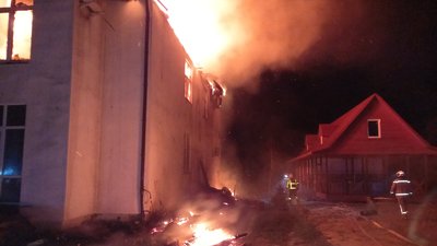 На Закарпатті загорівся будинок, в якому перебували четверо людей На Закарпатті загорівся будинок, в якому перебували четверо людей
