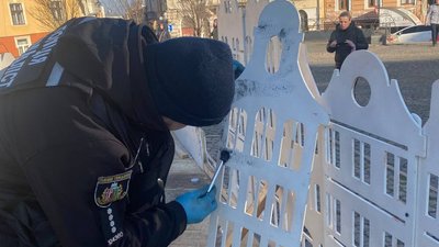У Чернівцях невідомі розтрощили новорічний декор У Чернівцях невідомі розтрощили новорічний декор