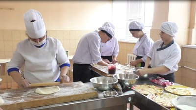 Майже 28 кг печива спекли для воїнів ООС студенти Ужгородського профучилища Майже 28 кг печива спекли для воїнів ООС студенти Ужгородського профучилища