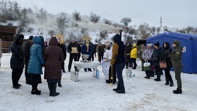 Військовослужбовці розгорнули польову кухню, фото: Суспільне Військовослужбовці розгорнули польову кухню, фото: Суспільне