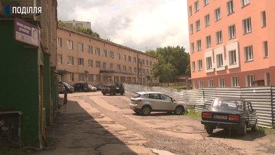 Діючий корпус старої лікарні не відповідає санітарно-епідеміологічним нормам, які потрібні на сьогодні. Фото: Суспільне Діючий корпус старої лікарні не відповідає санітарно-епідеміологічним нормам, які потрібні на сьогодні. Фото: Суспільне
