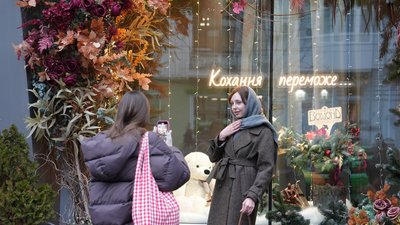 Жительки Харкова фотографуються біля одного з закладів