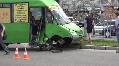 Потрійне ДТП за участі маршрутки в Харкові: без травмованих