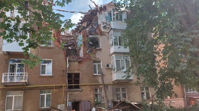 "Більше в нас нічого немає". У Сумах розбирають завали будинку після атаки БпЛА "Більше в нас нічого немає". У Сумах розбирають завали будинку після атаки БпЛА