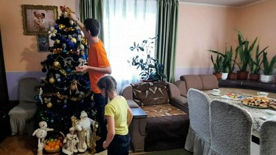 Менші вихованці біля ялинки. Менші вихованці біля ялинки.