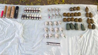 Зброя, яку вилучили у жителя Миколаєва, 30 жовтня 2023 року Зброя, яку вилучили у жителя Миколаєва, 30 жовтня 2023 року