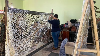 "Потреба у тканинах": у Полтаві волонтери збирають тканини для маскувальних сіток та килимків "Потреба у тканинах": у Полтаві волонтери збирають тканини для маскувальних сіток та килимків