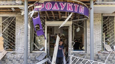 Магазин, пошкоджений під час удару армії РФ по місту Слов'янськ