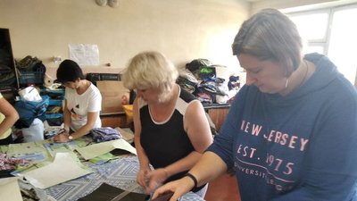 Працює з перших днів війни – волонтерський центр "Житомирські калинки" виготовляє одяг та амуніцію для ЗСУ Працює з перших днів війни – волонтерський центр "Житомирські калинки" виготовляє одяг та амуніцію для ЗСУ