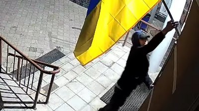 У Луцьку хлопець вкрав державний прапор і подарував дівчині