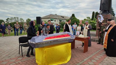 У громаді на Тернопільщині зустріли тіло загиблого військовослужбовця У громаді на Тернопільщині зустріли тіло загиблого військовослужбовця