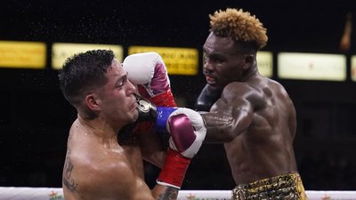 Історичний бій за звання абсолютного чемпіона світу з боксу завершився ефектним нокаутом: відео