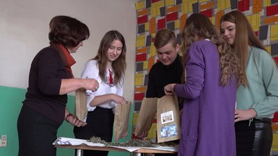 "Миколайчики" на передову: черкаські школярі власноруч зібрали й передали чай із різнотрав'я "Миколайчики" на передову: черкаські школярі власноруч зібрали й передали чай із різнотрав'я