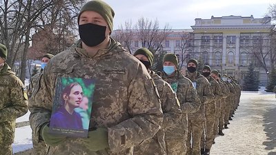У Харкові курсанти вийшли на площу з портретами Герої Небесної сотні У Харкові курсанти вийшли на площу з портретами Герої Небесної сотні
