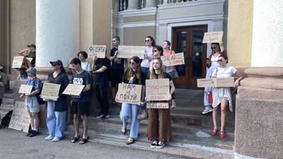 У Полтаві люди вийшли на мітинг проти відставки міністра оборони Михайла Федорова У Полтаві люди вийшли на мітинг проти відставки міністра оборони Михайла Федорова
