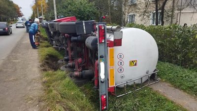 У Болехові на Франківщині перевернулася вантажівка зі смолою. Травмувався водій У Болехові на Франківщині перевернулася вантажівка зі смолою. Травмувався водій
