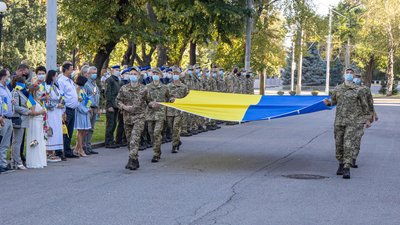 Біля Дніпропетровської ОДА урочисто підняли Державний Прапор України Біля Дніпропетровської ОДА урочисто підняли Державний Прапор України