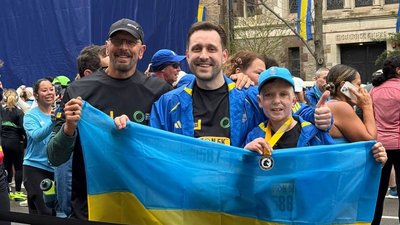 Роман із батьком після того, як вони подолали 5 кілометрів забігу у Бостоні