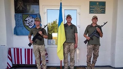 На Одещині відкрили меморіальну дошку загиблому військовому