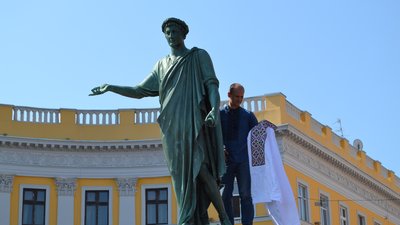 Одеський пам'ятник Дюку де Рішельє одягнули у вишиванку. Як це було Одеський пам'ятник Дюку де Рішельє одягнули у вишиванку. Як це було